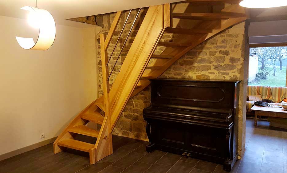 escalier d'entrée en bois massif style moderne fait sur mesure, fabriqué dans le Doubs à Arc et senans